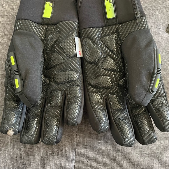 Construction grade Refrigiwear extreme cold weather gloves - Picture 3 of 6